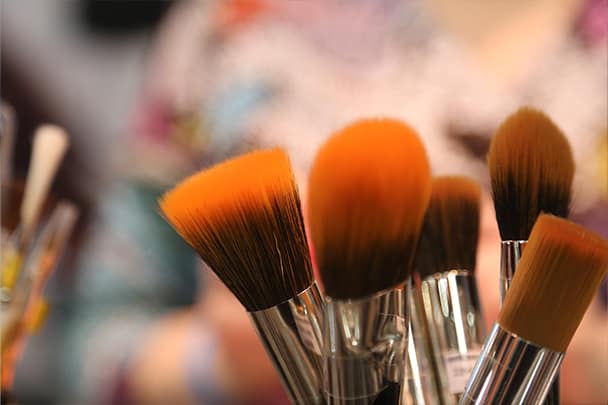 Makeup service brush